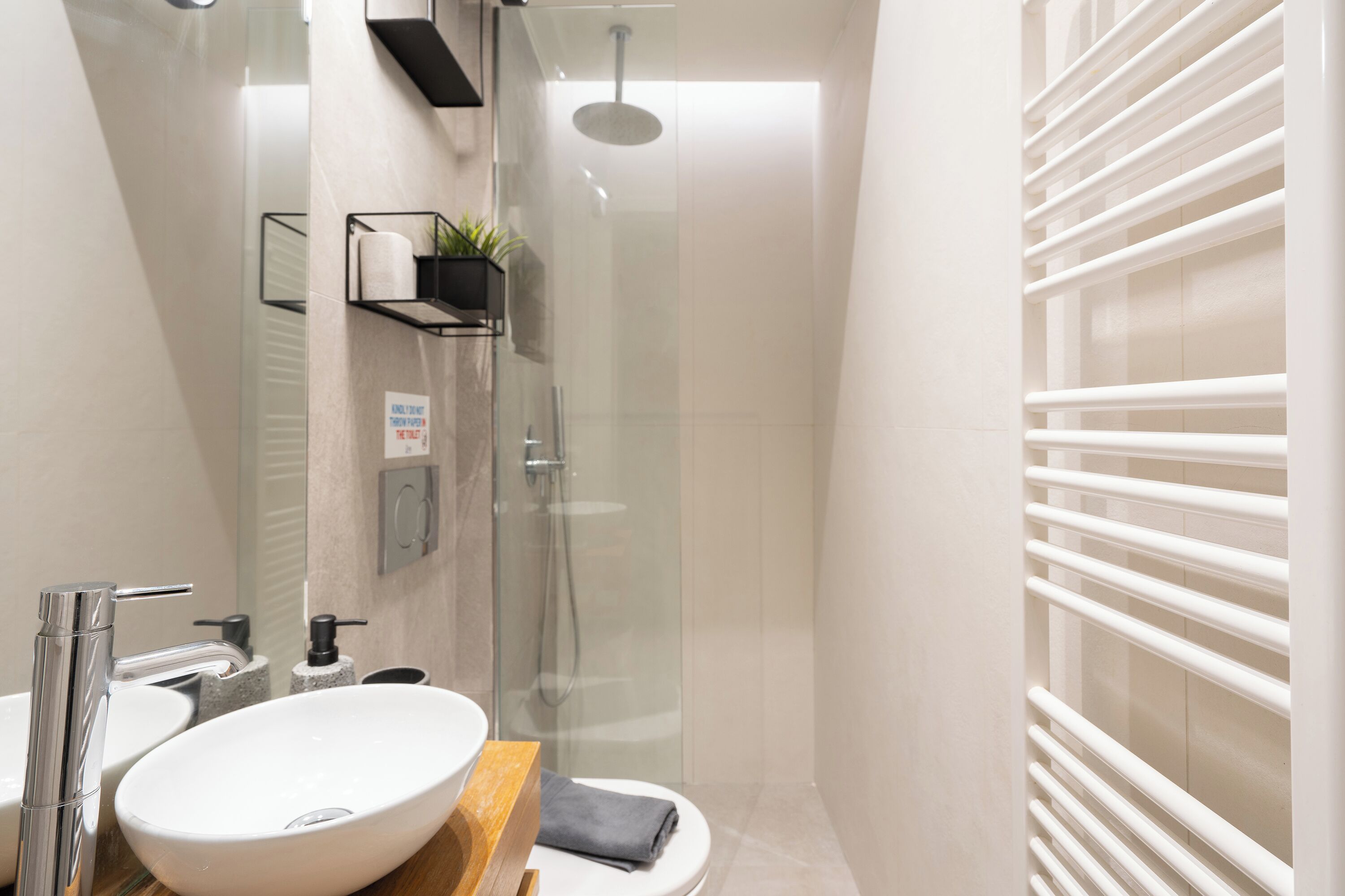 Suite monolocale Luxury, balcone | Bagno | Doccia, soffione a pioggia, asciugacapelli, asciugamani