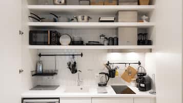 Studio Suite Mewah, balkon | Dapur pribadi | Lemari es kecil, microwave, kompor, dan mesin espresso