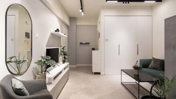 Luxury Studio Suite, Balcony | Ruang tamu | 42 inci televisyen dengan kabel