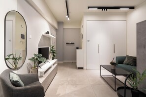 Luxury-Studiosuite, Balkon | Wohnzimmer | 42-Zoll-Fernseher mit Kabelempfang