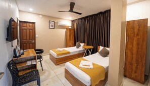 Desk, free WiFi, bed sheets - Igloo Stay Edachira (Kanayannur)