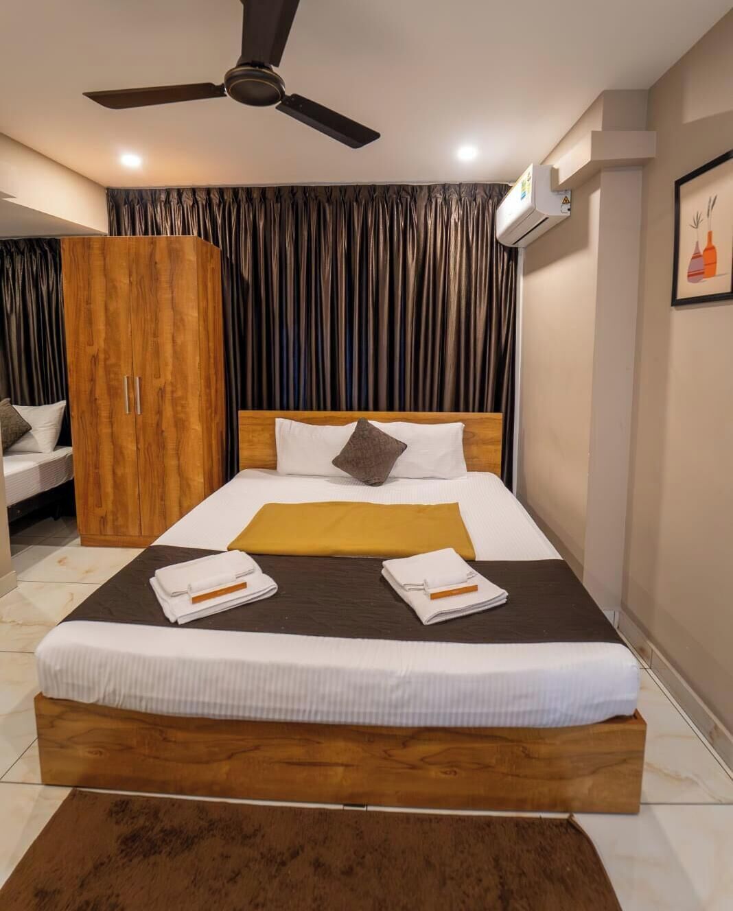 Elite Triple Room | Desk, free WiFi, bed sheets