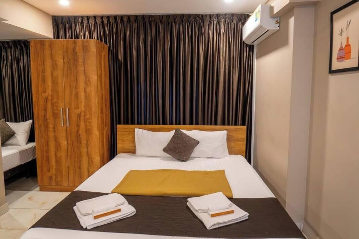 Elite Triple Room | Desk, WiFi (free), bed sheets