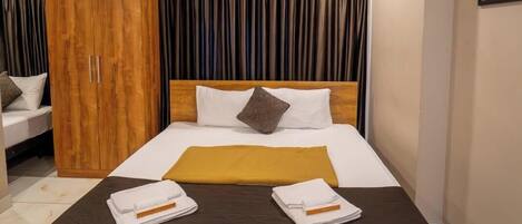 Elite Triple Room | Desk, free WiFi, bed sheets