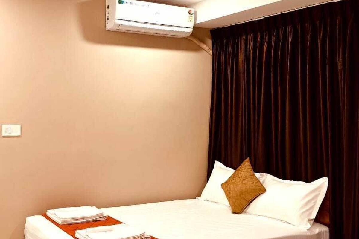 Elite Double Room | Desk, WiFi (free), bed sheets