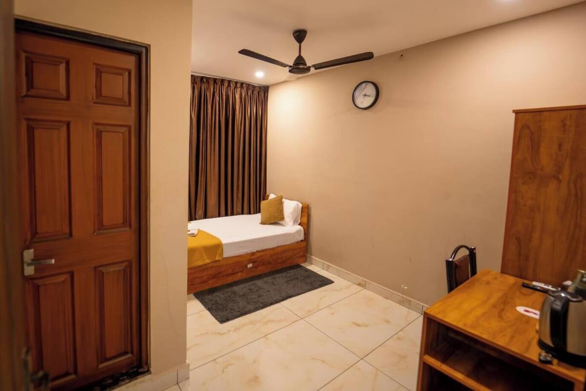 Elite Single Room | Desk, WiFi (free), bed sheets