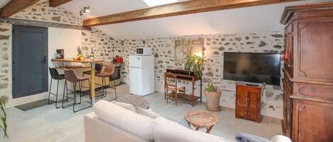 Smart TV, fireplace