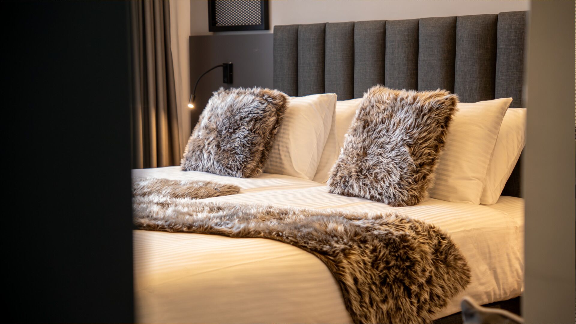 Quarto casal ou duplo standard, vista para a montanha | Cofres nos quartos, escrivaninha, Wi-Fi de cortesia