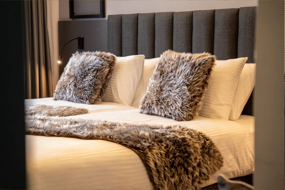 Quarto casal ou duplo standard, vista para a montanha | Cofres nos quartos, escrivaninha, Wi-Fi de cortesia