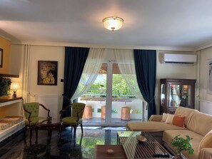 TV connectée, cheminée, baby-foot, livres