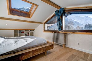 4 soverom, skrivebord, strykejern/-brett og reiseseng for barn