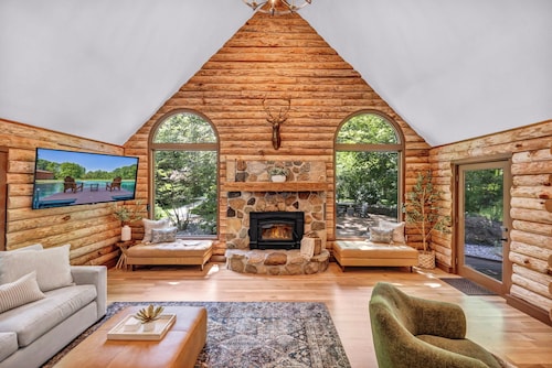 Log Home, Pvt Pond-Swim, Hot Tub