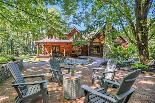 Winding Wood Log Cabin | Private Swim Pond | Hot Tub | Theater Room | Arcade Games | Fish | Boats