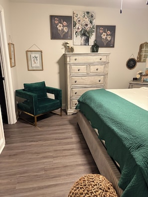 3 habitaciones, tabla de planchar con plancha, wifi y ropa de cama 