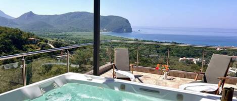 桑拿、热水浴缸、热石按摩、深层组织按摩、按摩服务