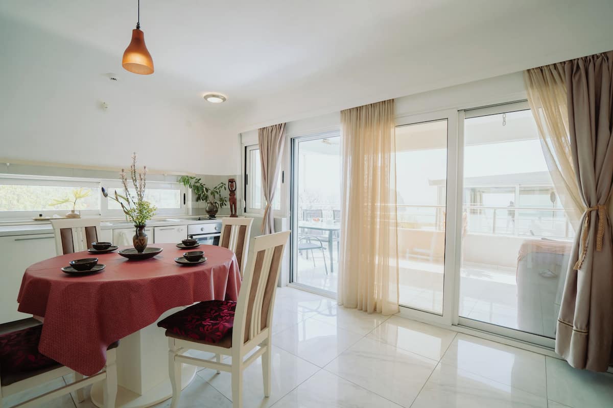 Departamento panorámico, balcón, vista al mar | Área de sala de estar