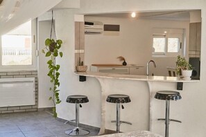 Luxe appartement, balkon, uitzicht op zee | Woonruimte