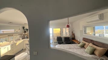 Apartamento panorâmico, 1 quarto, banheira, vista para o mar | 1 quarto, cofres nos quartos, quartos à prova de som, Wi-Fi de cortesia