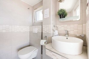 Leilighet – panorama, 1 soverom, balkong, sjøutsikt | Bad | Dusj, toalettartikler (inkludert), hårføner og håndklær