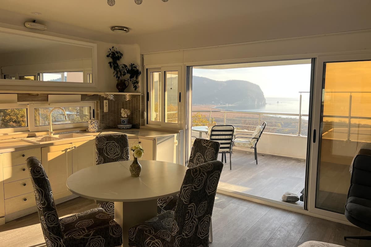 Panoramic Apartment, 1 Bedroom, Bathtub, Sea View | 1 bedroom, in-room safe, soundproofing, free WiFi