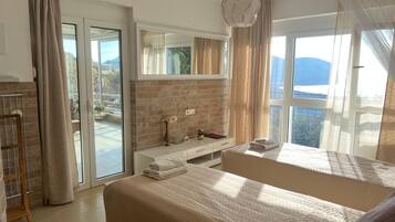 Quarto casal ou duplo panorâmico, ar-condicionado, vista para o mar | Comodidades do quarto