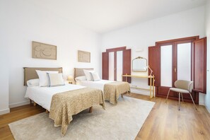 5 bedrooms, desk, iron/ironing board, travel cot