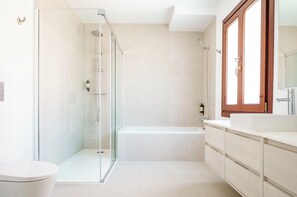 Secadora de cabello, toallas, jabón, papel de baño 