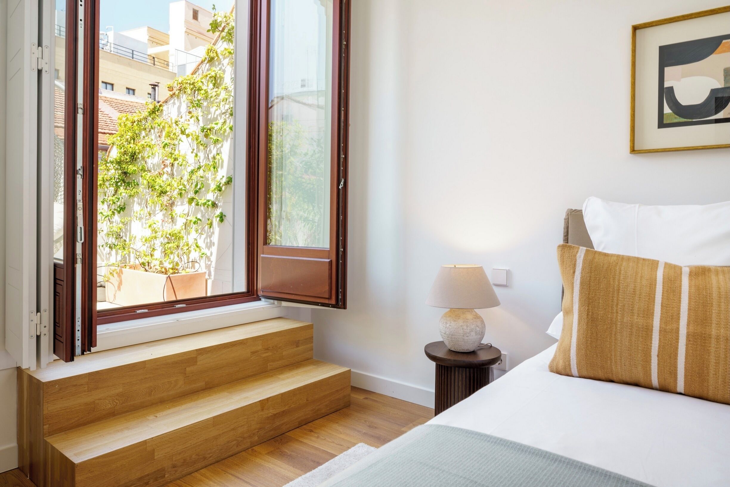 5 habitaciones, escritorio y tabla de planchar con plancha 
