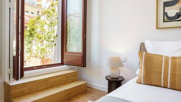 5 habitaciones, escritorio y tabla de planchar con plancha