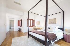 5 bedrooms, desk, iron/ironing board, travel cot