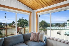 Smart-tv, een open haard, boeken en een stereo