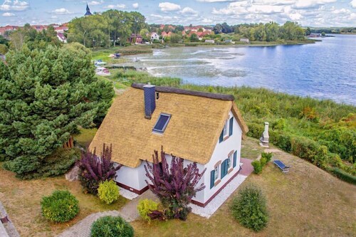 Entspannen Sie in dem idyllischen Ferienhaus Seerose am See!