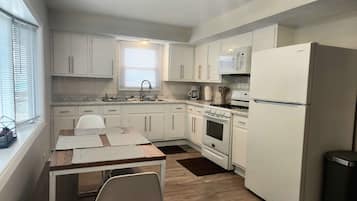 Jääkaappi, mikroaaltouuni, uuni, liesi