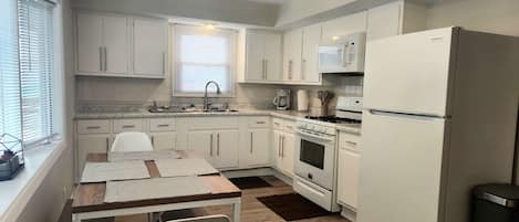 Réfrigérateur, four à micro-ondes, un four, surface de cuisson