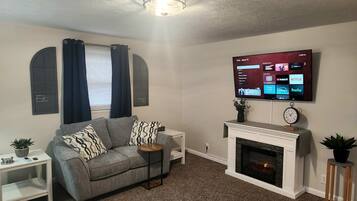 Televisio, takka, työhuone