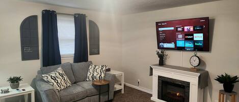 Televisión, chimenea y oficina