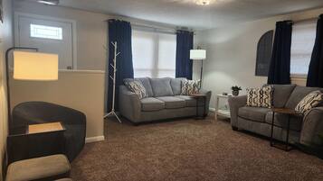 Televisio, takka, työhuone