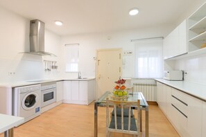 Kühlschrank, Mikrowelle, Ofen, Wasserkocher mit Kaffee-/Teezubehör