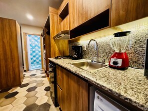 Microwave, coffee/tea maker, cookware/dishes/utensils, dining tables - Elegante loft urbano (Guadalajara)