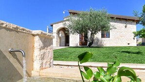 A stone building with a fountain and a well-maintained lawn. - Stunning home in Noto with house a panoramic view (Noto)