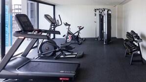 Ein Fitnessstudio mit Laufbändern, Ergometer und Krafttrainingsgeräten.