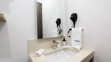 Een haardroger, handdoeken