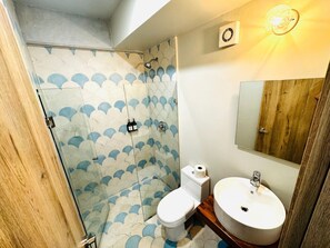 Een haardroger, handdoeken