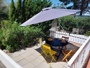 Outdoor dining - House with terrace in spain close to the beach and within walking distance of shops (Roses)