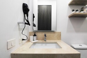 Séchoir à cheveux, serviettes fournies