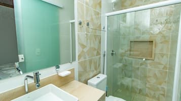 Douche, sèche-cheveux, serviettes fournies, savon