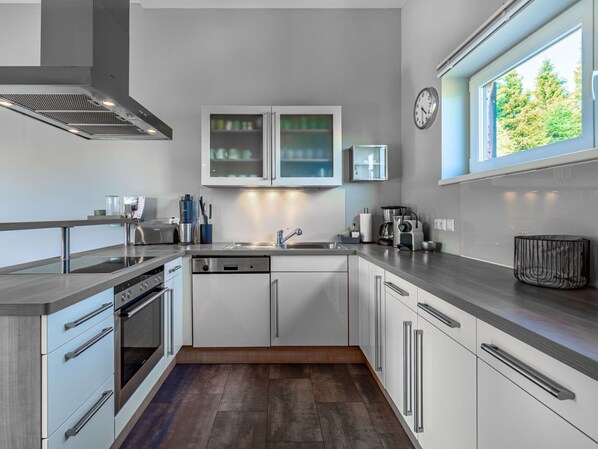 Un four, lave-vaisselle