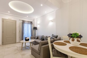 Appartement Familial, balcon, vue piscine | Coin séjour