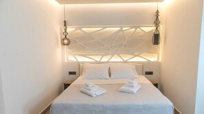 Elite Studio Suite, Balcony | In-room safe, soundproofing, iron/ironing board, free WiFi