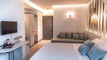 Deluxe-Studiosuite, Balkon | Zimmersafe, schallisolierte Zimmer, Bügeleisen/Bügelbrett